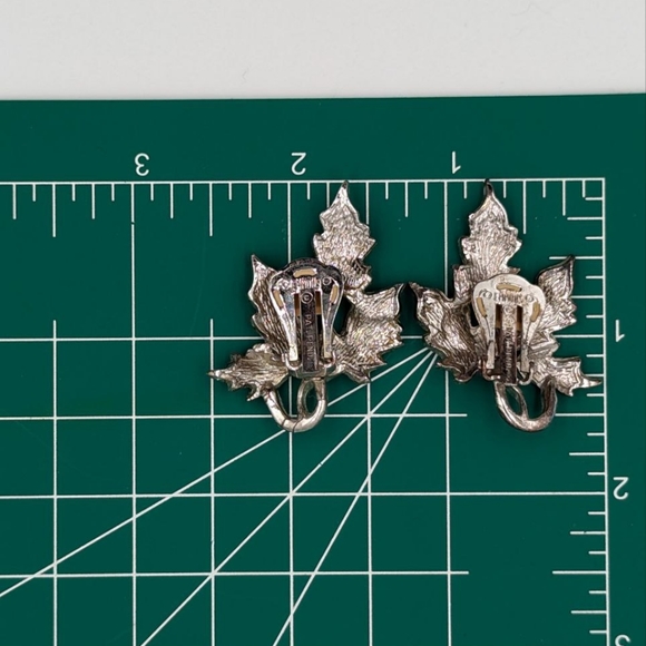 Vintage EMMONS Clip On Earrings Silver Tone Metal Leaf Design Textured - Picture 10 of 12